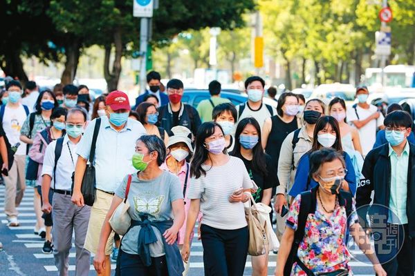  全民投入防疫已2年多，戶外一定要戴口罩這項禁令最快11月可望解除。