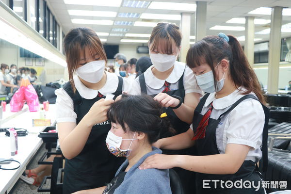 ▲928教師節前夕，台南市長榮女中美容科學生，親自為教職人員染髮，再加送抒壓按摩表達心意。（圖／記者林悅翻攝，下同）