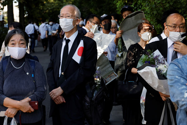 ▲▼日本前首相安倍晉三的國葬儀式在27日舉行，大批民眾一早就到九段坂公園的獻花台排隊獻花。（圖／路透）