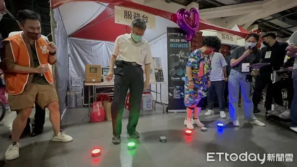 ▲▼柯文哲出席111年度北市重陽節系列活動「慢老生活節」暨敬老愛心儲值金記者會。(圖/記者袁茵攝)