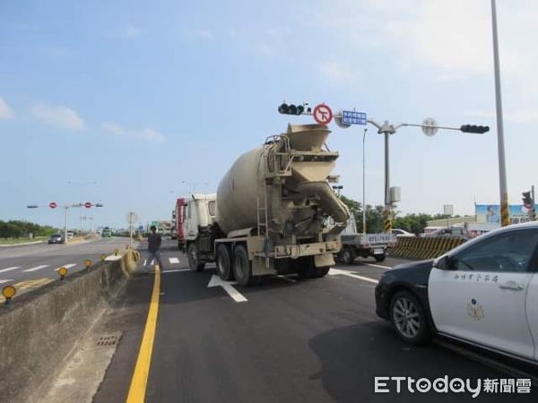 ▲▼新竹西濱路大車車禍。（圖／記者蔡文淵翻攝）