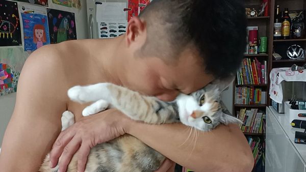 ▲爸裸上身抱起貓粗暴猛吸　牠伸小手手「眼神死求救」：我不乾淨了。（圖／有點毛毛的／網友陳定閎提供）