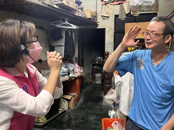 ▲屏東市長候選人周佳琪街頭拜票 。(圖/取自周佳琪臉書)