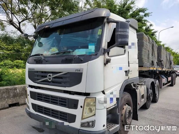 ▲38歲潘姓男子所駕駛之聯結車,疑因掉落勾鏈於中線車道,遭後方4部自小客車輾壓而毀損肇事。(圖/記者林悅翻攝,下同)