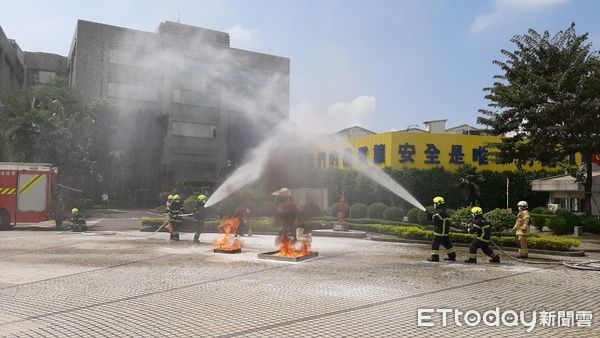 ▲台南市消防局第六救災救護大隊，在安南區東陽實業廠廠區，辦理企業義消演練及成軍典禮，展示消防局推動企業義消的成果。（圖／記者林悅翻攝，下同）