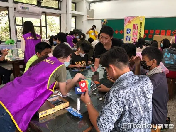 ▲嘉南藥理大學反毒志工團隊,應嘉義縣阿里山國小邀請到校進行反毒宣導,讓反毒知識能深植國小學生腦海,從小扎根育拒毒教育。(圖/記者林悅翻攝,下同)