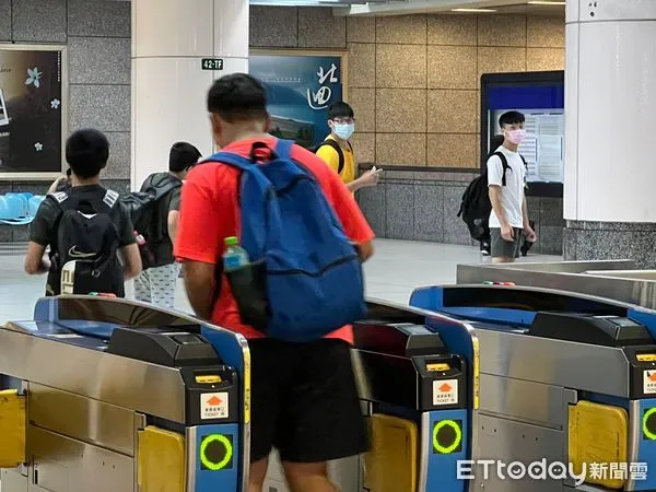 ▲▼台鐵,閘門,旅客,搭車。(圖/記者李姿慧攝)