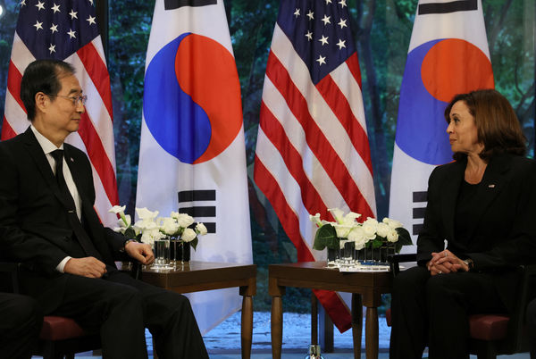 ▲▼南韓國務總理韓悳洙與美國副總統賀錦麗在日本東京展開會談。（圖／路透）