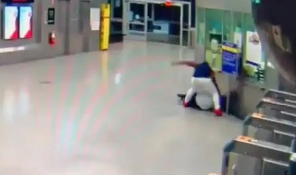 下班等地鐵怪男突然中邪靠近 女被暴打畫面曝光「現場沒人救她」。(圖/翻攝自Twitter)