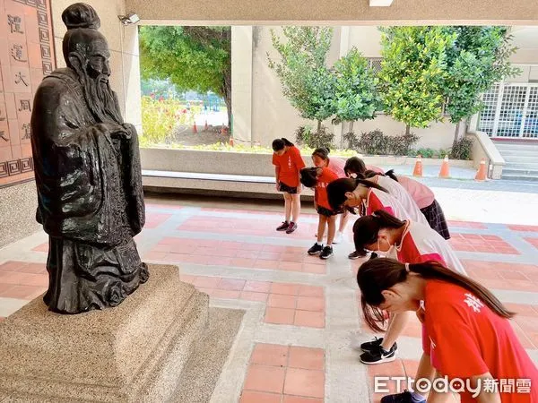 ▲▼ 嘉義市大同國小敬師月向孔子敬禮 。(圖/大同國小提供)