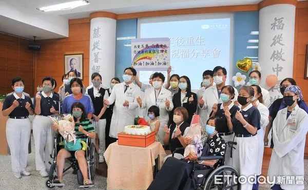 ▲▼玉里慈濟醫院祝福九一八地震被困在超商的媽媽跟妹妹以及逃生時摔斷大腿的阿姨順利出院。(圖/慈濟醫學中心提供,下同)