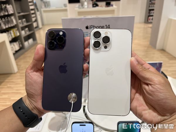 ▲▼iPhone14(右)與iPhone13(左)比較。（圖／記者劉維榛攝）