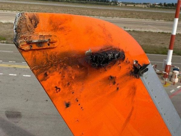 ▲▼易捷航空一架義大利國內航班日前被雷擊中後緊急迫降巴里機場。（圖／翻攝自推特）