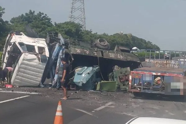 ▲聯結車疑爆胎翻覆。(圖/翻攝自Facebook/記者爆料網)