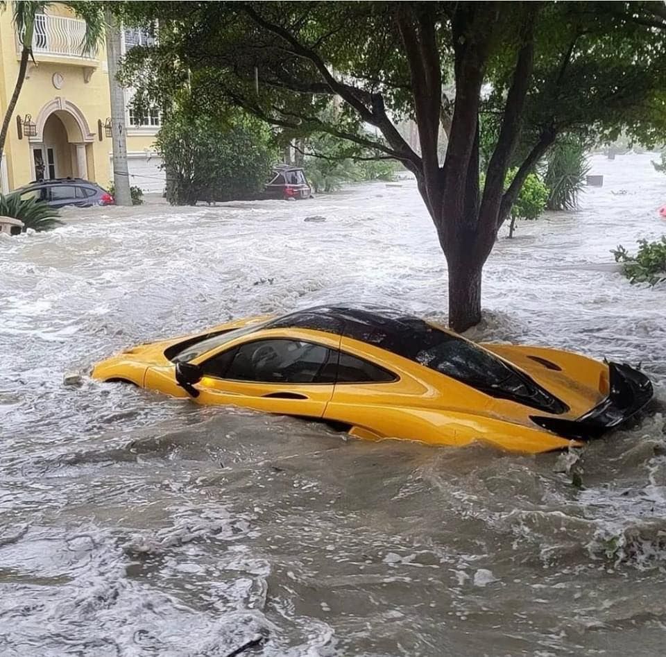 ▲一輛麥拉倫P1在淹水道路載浮載沉。（圖／翻攝自Facebook／Andy老爹）