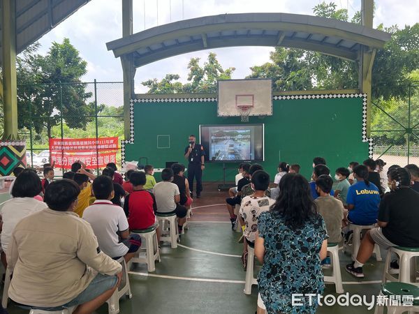 ▲里港警分局在霧臺鄉霧臺國小勵古百合校區進行交安宣導。            。（圖／記者陳崑福翻攝，下同）