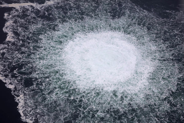 ▲▼北溪天然氣管線破裂導致溫室氣體外洩，在波羅的海形成巨大泡泡。（圖／路透）