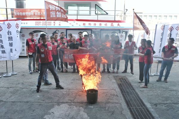 ▲▼台灣基進焚燒五星旗並出航前往今年8月中國對台實施實彈軍演的其中一處小琉球外海區域。（圖／台灣基進提供）