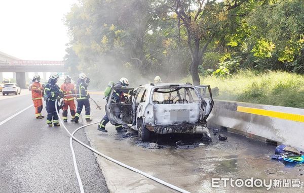 ▲國一南下64K中壢路段，今日下午發生火燒車意外，消防人員灌救查看車內是否有乘客受困。（圖／記者沈繼昌翻攝）