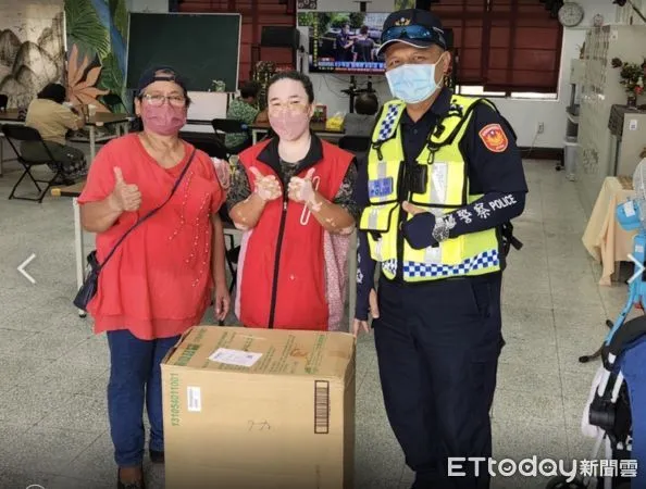 ▲枋寮警分局內獅派出所所長巴勒巴日兒‧喀拉曼購買一箱紙尿褲委由內獅社區協會理事長山鳳香轉贈 。(圖/記者陳崑福翻攝)