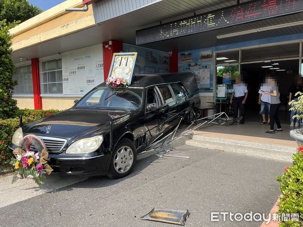 ▲▼台南殯儀館門前發生車禍。（圖／記者林悅翻攝）