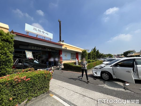 ▲▼台南殯儀館門前發生車禍。（圖／記者林悅翻攝）