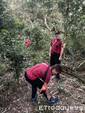 ▲台南市東山區孚佑宮附近崁頭山山系，傳出2名登山客迷路，消防局第一大隊東原分隊接報，出動警義消14人深入山區，利用LINE定位功能尋獲2名蔡姓民眾平安獲救。（圖／記者林悅翻攝，下同）