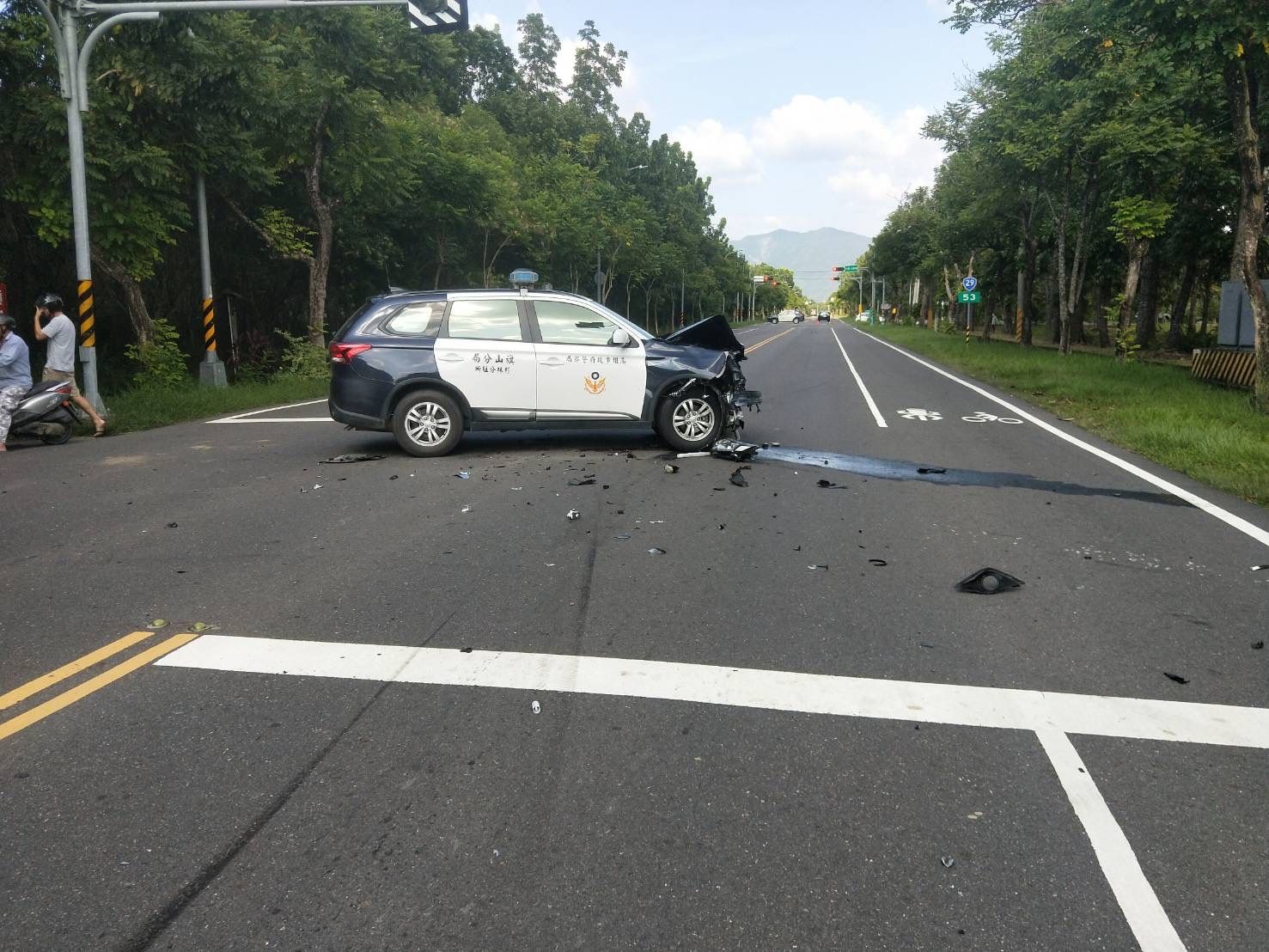 ▲▼高雄警追沒戴安全帽騎士衝撞BMW　3車全毀5傷。（圖／讀者提供）