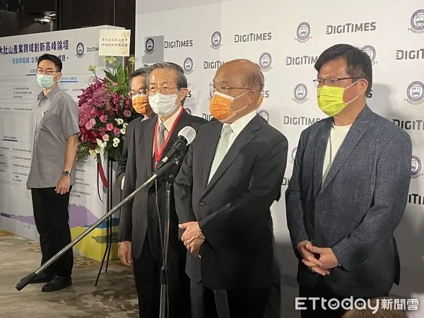 ▲蘇貞昌、林佳龍3日上午出席「大肚山產業跨域創新高峰論壇」並受訪。(圖/記者蘇晏男攝)