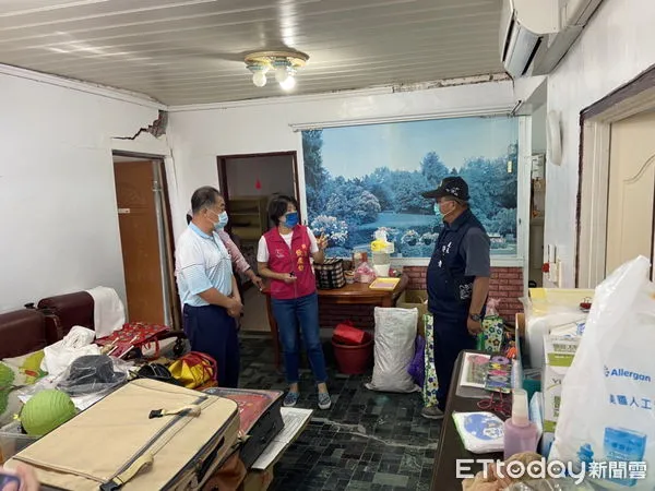 ▲台東縣府團隊展開後續慰問及重建。(圖/記者楊漢聲翻攝)
