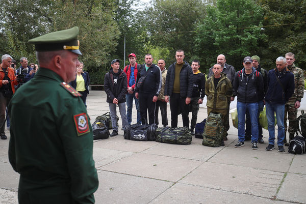 ▲▼ 俄羅斯伏爾加格勒地區（Volgograd）一名軍人2022年9月28日在集合點向預備役士兵發表談話。（圖／路透）