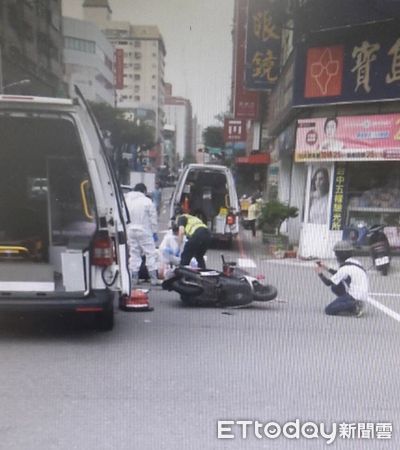 ▲▼台中今日下午傳出一名女騎士撞上執勤中的救護車。（圖／記者許權毅翻攝）