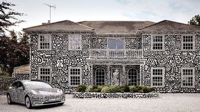 英國藝術家房子全是黑白塗鴉　99%手繪「僅1%是印刷」：怕會褪色