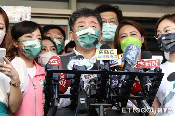 ▲民進黨台北市長候選人陳時中北投市場掃街拜票。(圖/記者林敬旻攝)