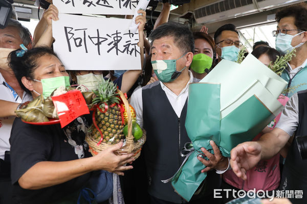 ▲民進黨台北市長候選人陳時中北投市場掃街拜票。（圖／記者林敬旻攝）