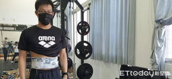 ▲▼黃國庭在游泳前先自行組裝,進行約15分鐘的刺激,接著進行暖身運動,才開始例行游泳訓練。(圖/慈濟大學提供,下同)