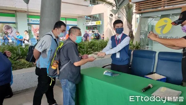 ▲台東站,發行『南迴30 便捷舒適』紀念套票。(圖/記者楊漢聲翻攝)