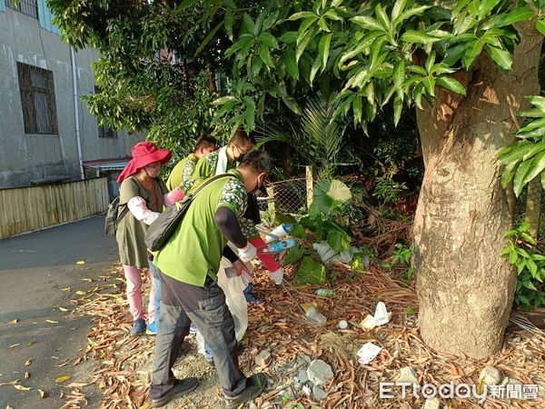 ▲▼台中傳出清潔隊在淨山活動「製造垃圾」，當地里長喊冤表示真的不知情，今日也確實有清出許多垃圾。（圖／興隆里里長賴玉敏提供）