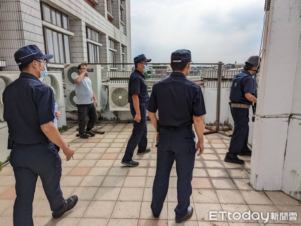▲內埔警分局拉下鐵門進行駐地安全演習             。（圖／記者陳崑福翻攝，下同）
