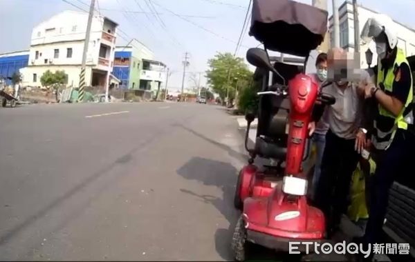 ▲雲林一名黃姓老翁騎乘電動輔助車外出跌落水溝，幸獲警員執勤發現送醫。（圖／記者蔡佩旻翻攝）