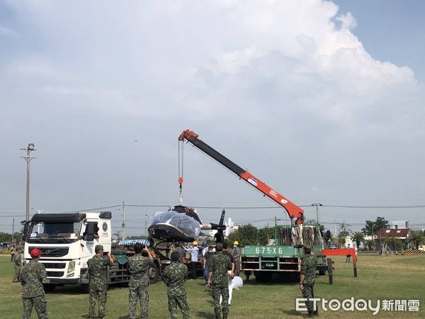 ▲台南歸仁航特部陸軍飛行訓練指揮部1架直升機，疑因機件故障迫降在土城鹿耳門聖母廟旁邊停車場，軍方派員到場將直升機運回，詳查機件故障原因。（圖／民眾提供，下同）