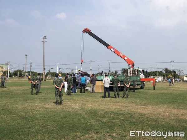 ▲台南歸仁航特部陸軍飛行訓練指揮部1架直升機，疑因機件故障迫降在土城鹿耳門聖母廟旁邊停車場，軍方派員到場將直升機運回，詳查機件故障原因。（圖／民眾提供，下同）