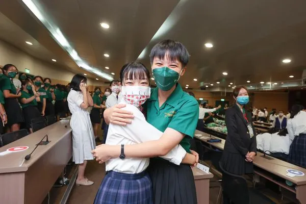 ▲▼日本「京都橘高校吹奏部」來台即將在國慶大會演出,一行人也拜訪北一女與樂儀隊師生交流,總統蔡英文特地送珍奶、古早味蛋糕感謝。(圖/文化總會)