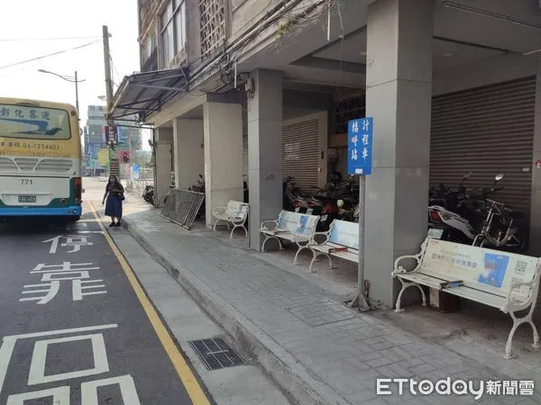 ▲針對彰化市民PO出彰化火車站旁,學生必須坐在地上候車一事,縣府已火速設置5座長條椅。(圖/記者唐詠絮翻攝)
