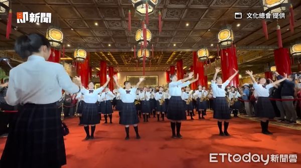 有「橘色惡魔」稱號的日本京都橘高校吹奏部，應中華文化總會之邀，於2022年國慶大會演出。（圖／文化總會）