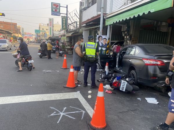 ▲▼彰化芬園鄉發生撞民宅車禍。（圖／鄉長林世明提供 翻攝自彰化縣媒體記者協會）