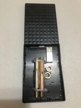 ▲隨身硬碟裡黏有兩支壁虎。(圖/翻攝自爆料公社)