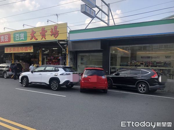 ▲▼埔里69歲翁駕車操作不慎撞上路邊3部車1台機車，幸無人傷。（圖／記者高堂堯翻攝）