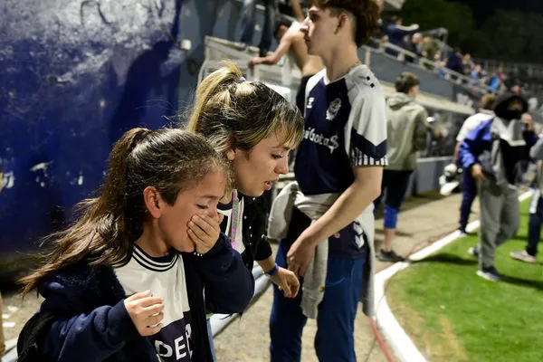 ▲▼阿根廷6日舉行足球聯賽時發生騷亂,警方隨後發射催淚彈驅離球迷,導致比賽暫停,1人死亡。(圖/達志影像/美聯社)