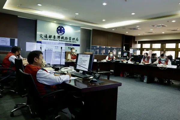 ▲▼台鐵啟動國慶疏運,營運管制中心監控各地疏運情況。(圖/台鐵局)